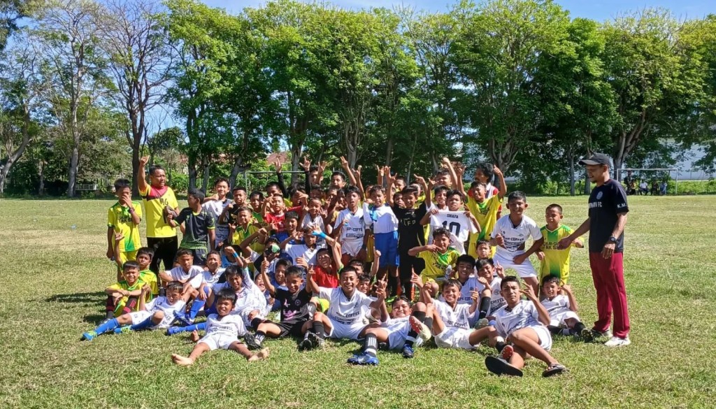 Di Gampong Lam-Ara terdapat lapangan bola yang dikenal dengan "KDC" yaitu Keutapang Dua Club.